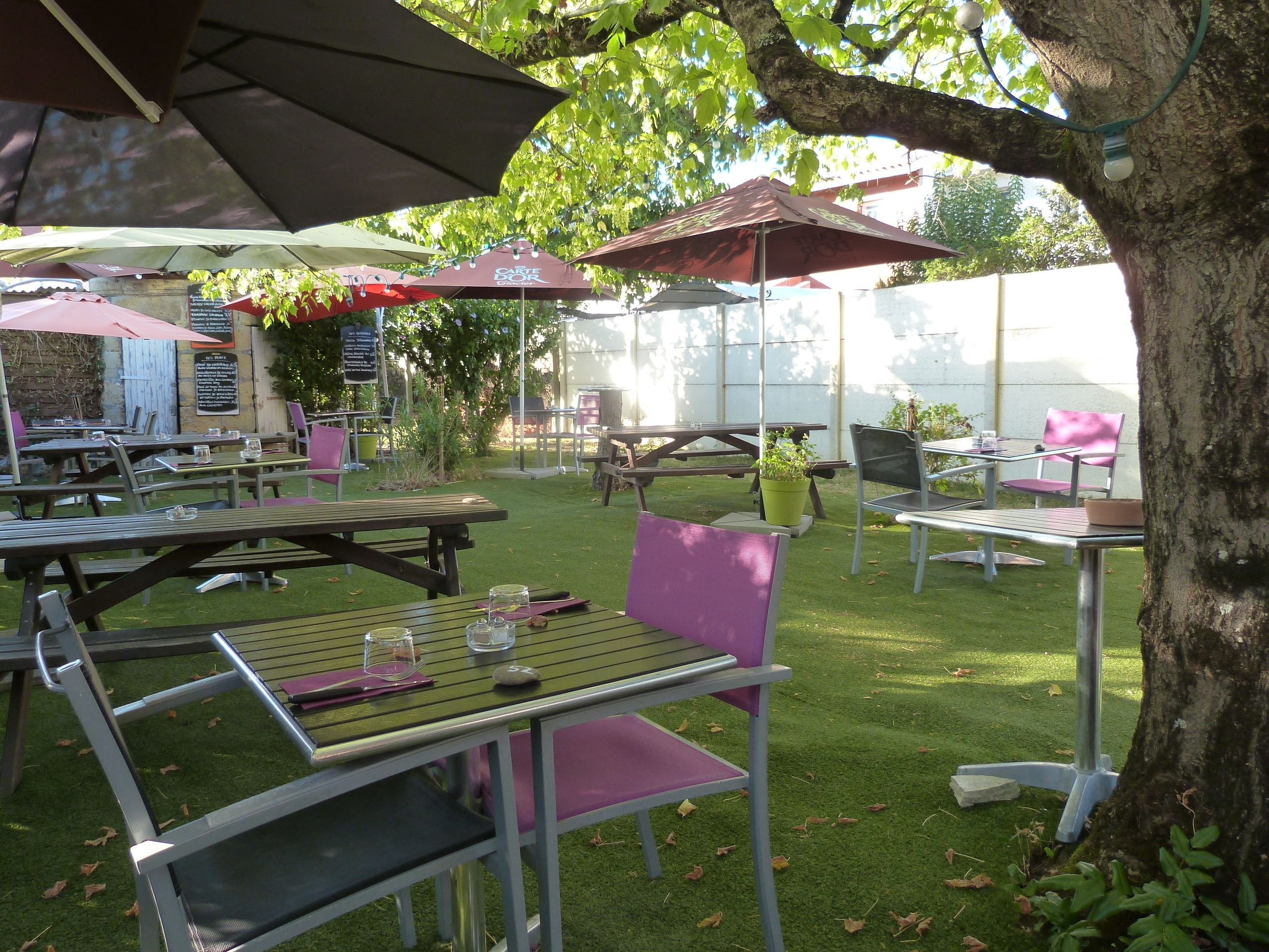 Petit déjeuner, déjeuner et dîner servis sur place