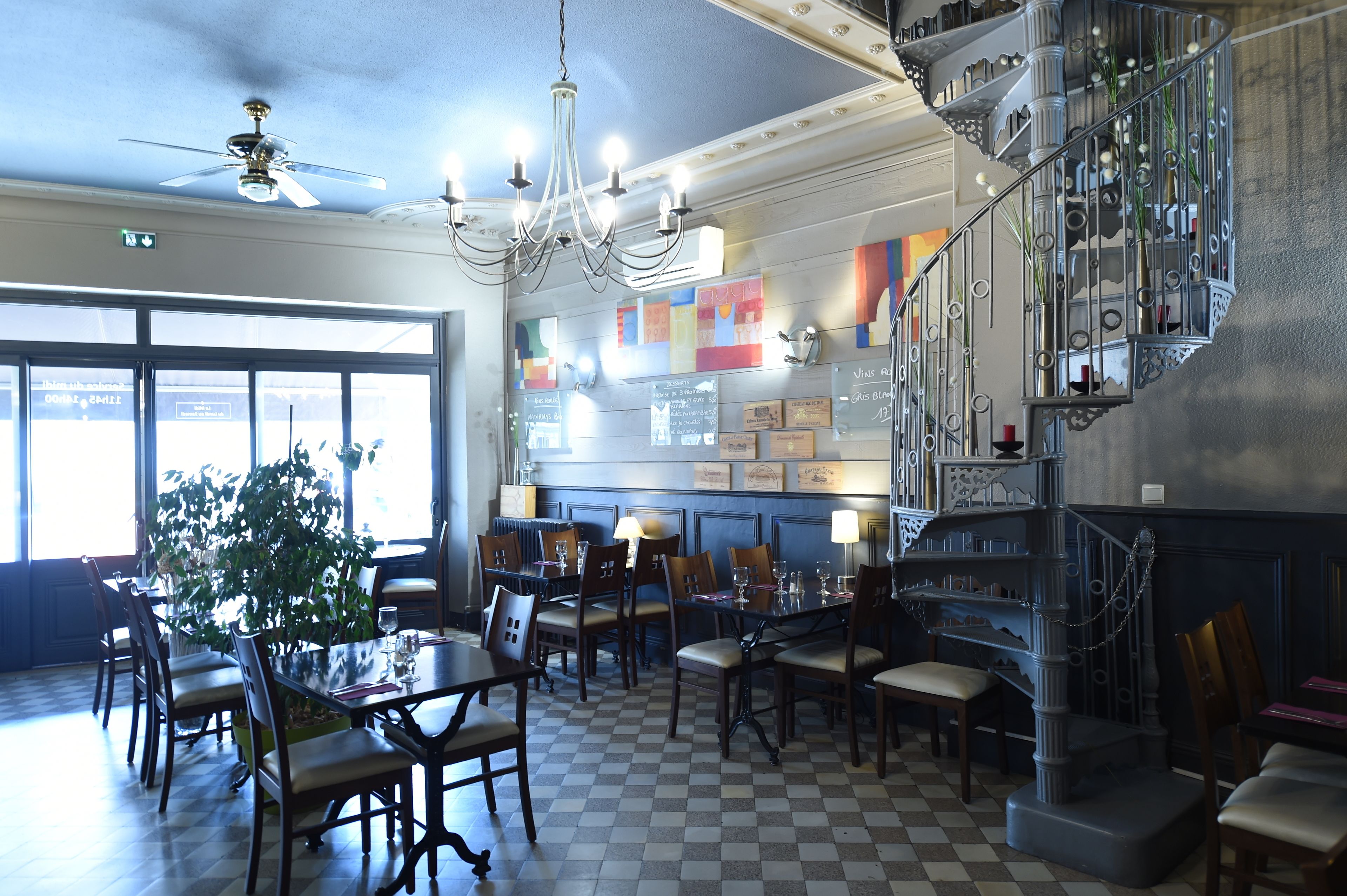 Serveert ontbijt, lunch, diner, regionale gerechten 