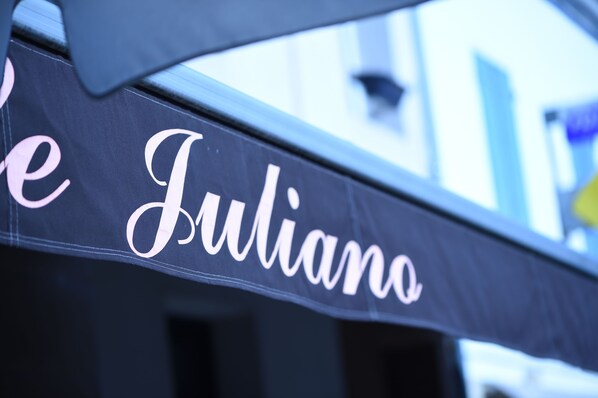 A sign with the name "Juliano" in cursive script. - Le Juliano (Carbon-Blanc)
