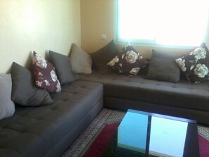 Departamento, 2 habitaciones, para fumadores, vista al jardín | Área de sala de estar | Televisión de plasma 