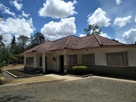 Tempat letak kenderaan sendiri percuma 