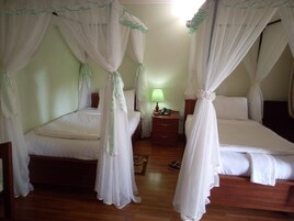 Standard Twin Room, Non Smoking | Gebar bulu kapas, busa memori, meja, ruang kerja komputer riba 