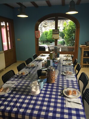 Kontinental frukost varje dag (EUR 5 per person)