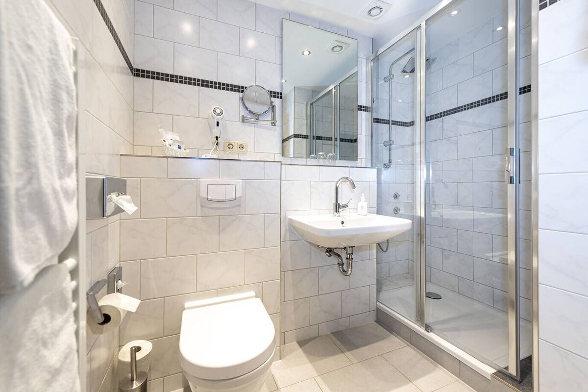 standard double room | bathroom | shower, towels