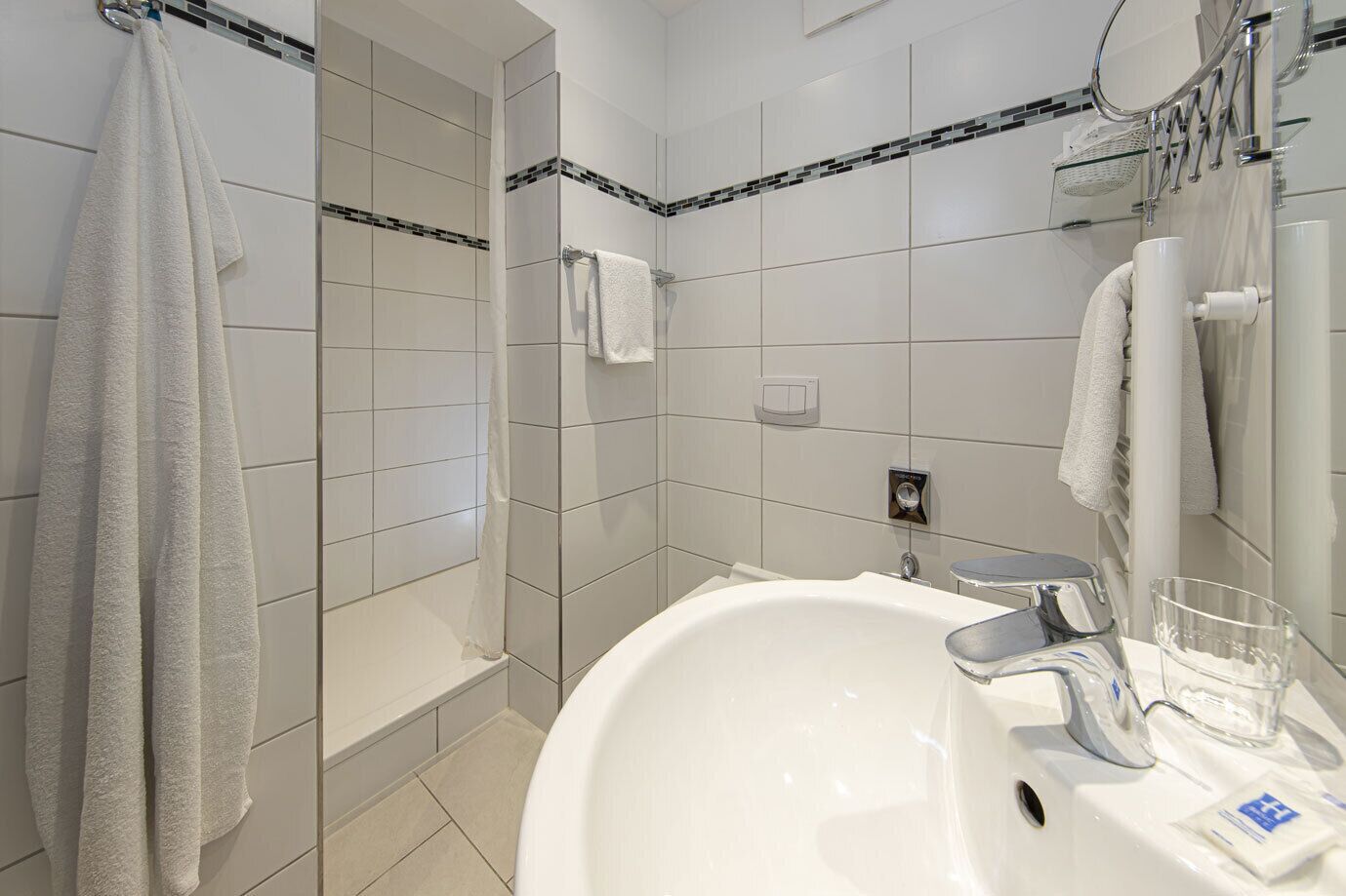 standard single room | bathroom | shower, towels
