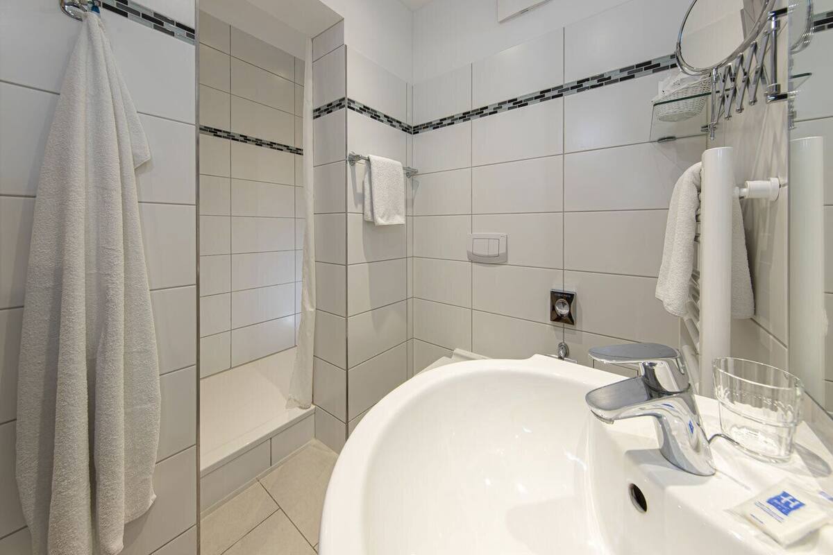 standard single room | bathroom | shower, towels