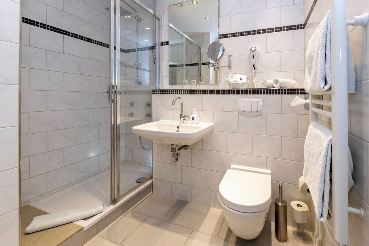 standard double room | bathroom | shower, towels