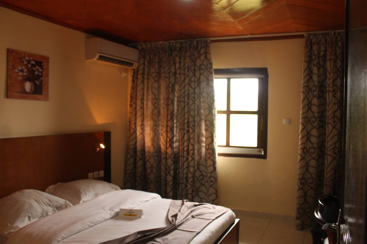 Desk, free WiFi, bed sheets