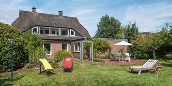 Diekhuus Arngast, Ferienhaus für 12 Personen in Dangast, Nordsee: Ansicht vom großen Garten