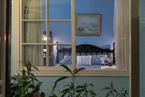 Deluxe Room, 1 Queen Bed, Non Smoking | Individually decorated, individually furnished, blackout curtains - Alice y Juancito Boutique Hotel (Alajuela)