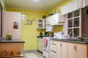 Comfort Room, 1 Double Bed, Accessible, Non Smoking | Shared kitchen | Full-sized fridge, microwave, oven, blender - Alice y Juancito Boutique Hotel (Alajuela)