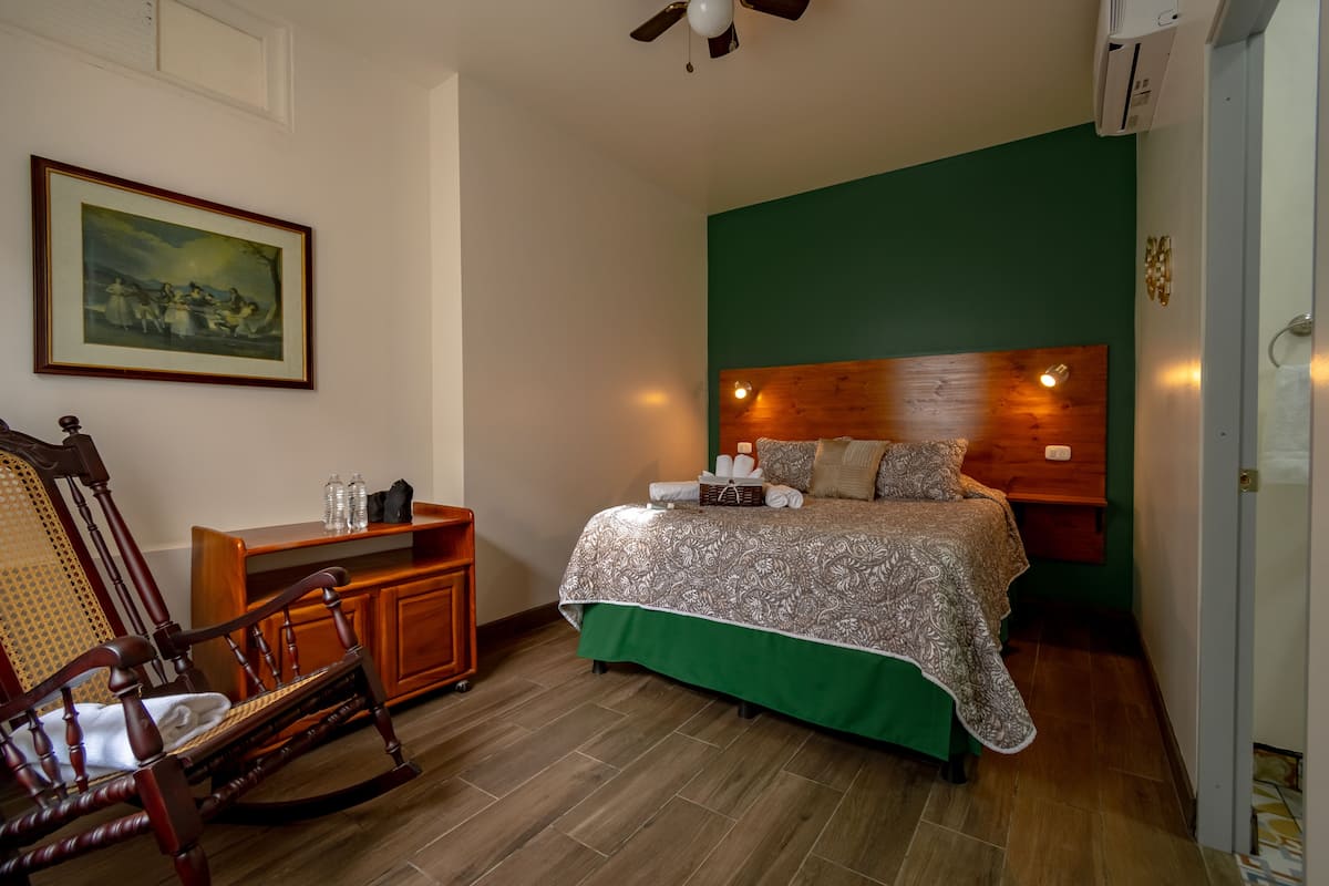 Habitación Deluxe doble | Cortinas opacas, wifi gratis, decoración individual