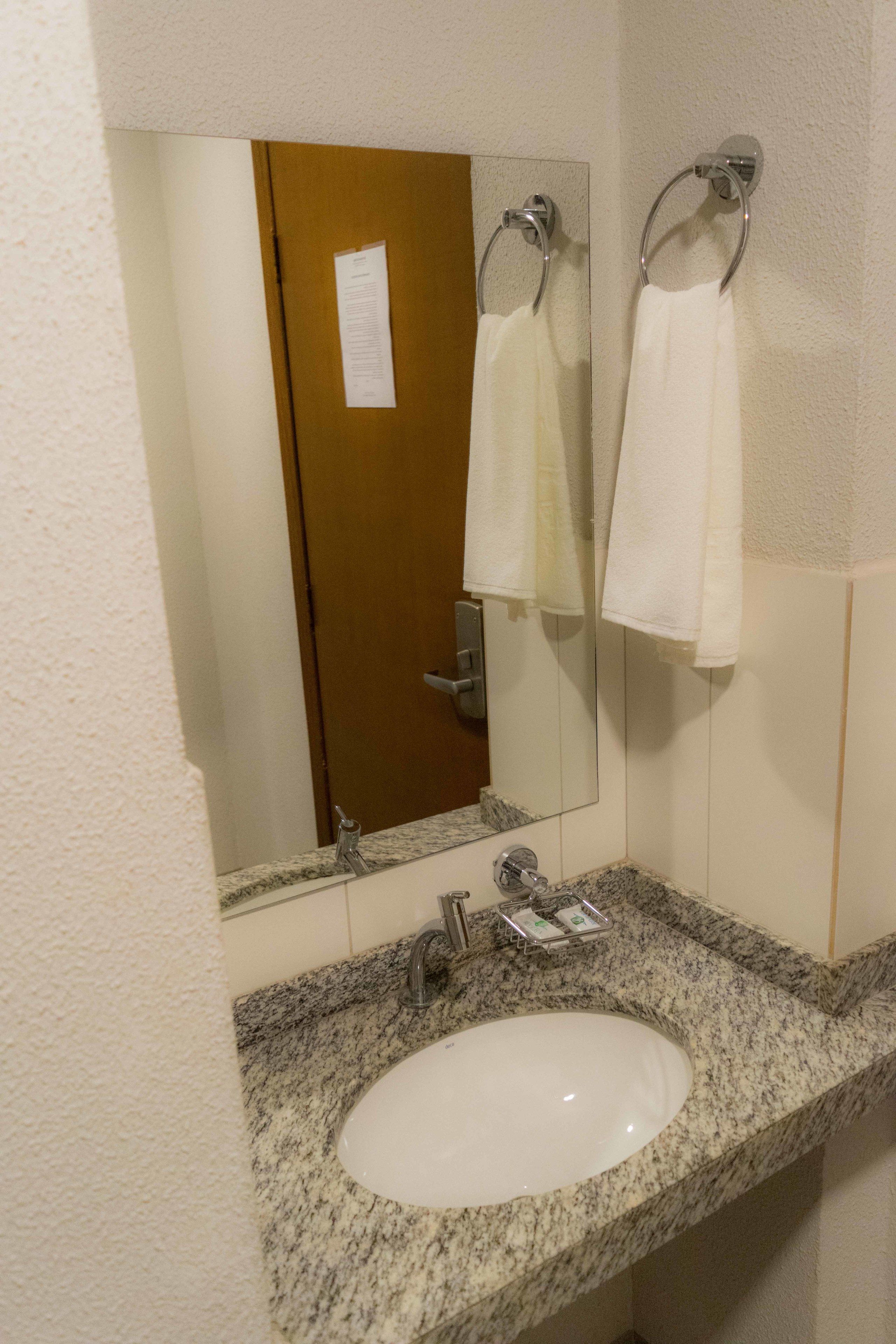 standard triple room, 3 single beds, non smoking | bathroom | free toiletries, towels, soap, shampoo