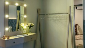 Un baño moderno con tocador, espejo y ducha.