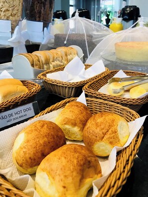 A display of hot dog buns and other baked goods in baskets. - 103 Hotel & Flats (Palmas)