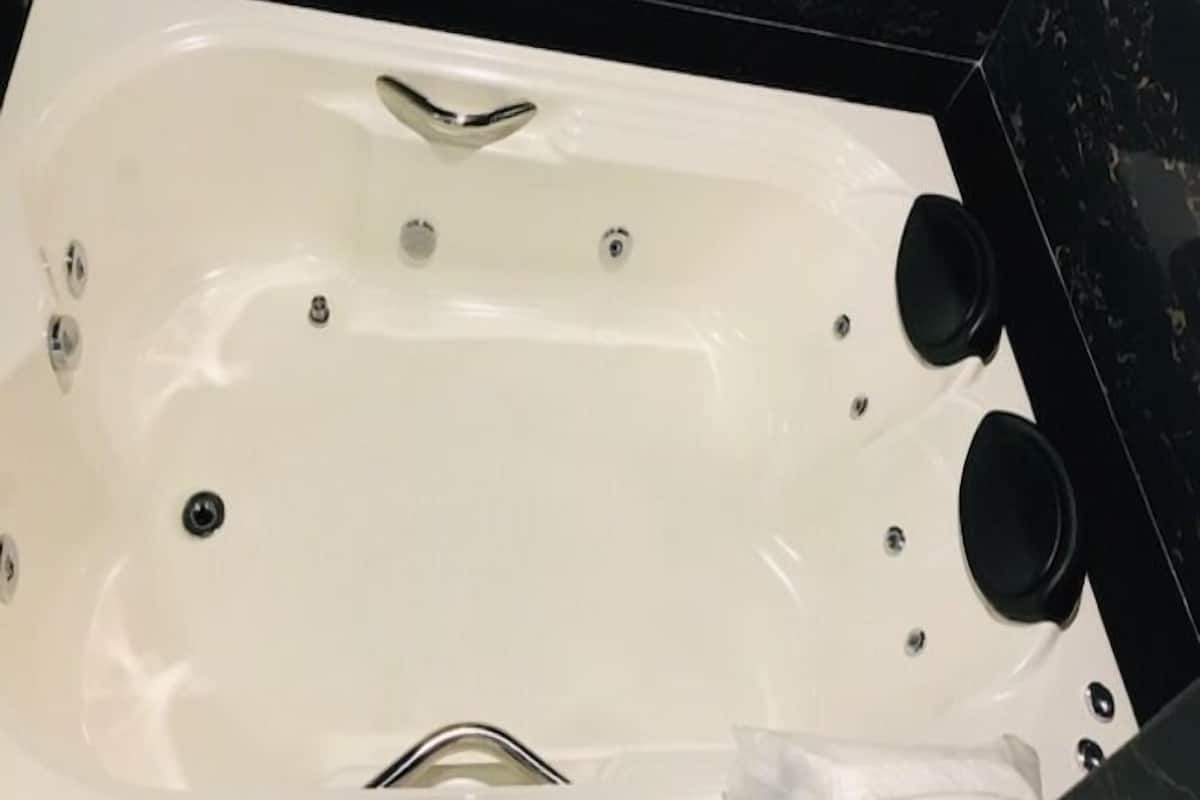 honeymoon studio suite | private spa tub