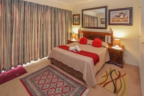 Habitación estándar | Minibar, caja de seguridad en la habitación y escritorio