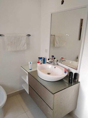 公寓, 2 間臥室 | 浴室 | 淋浴設備、提供毛巾
