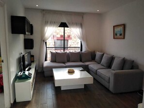 Apartamento, 2 quartos | Área de estar | TV LCD 37 polegadas com canais via satélite, TV