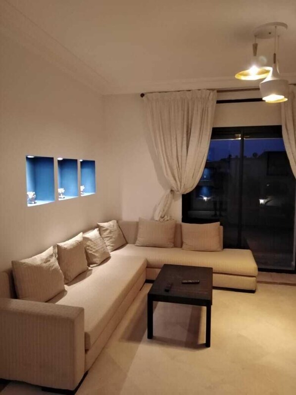 Lägenhet - 2 sovrum | Vardagsrum | 37-tums LCD-tv med satellitkanaler och tv