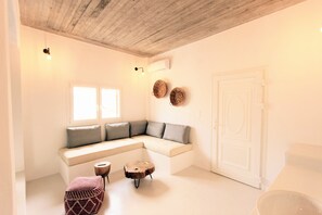 Deluxe-Suite, Whirlpool | Wohnbereich | 42-Zoll-Flachbildfernseher mit Satellitenempfang, Fernseher