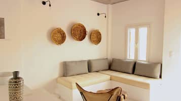 Family Suite, 1 Bedroom, Hot Tub | Living area | 42-inch flat-screen TV with satellite channels, TV