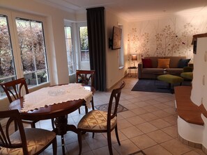 Klassiek appartement, 1 tweepersoonsbed met slaapbank | Een bureau, gratis wifi