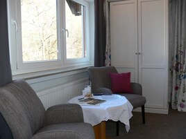 100-cm TV with cable channels