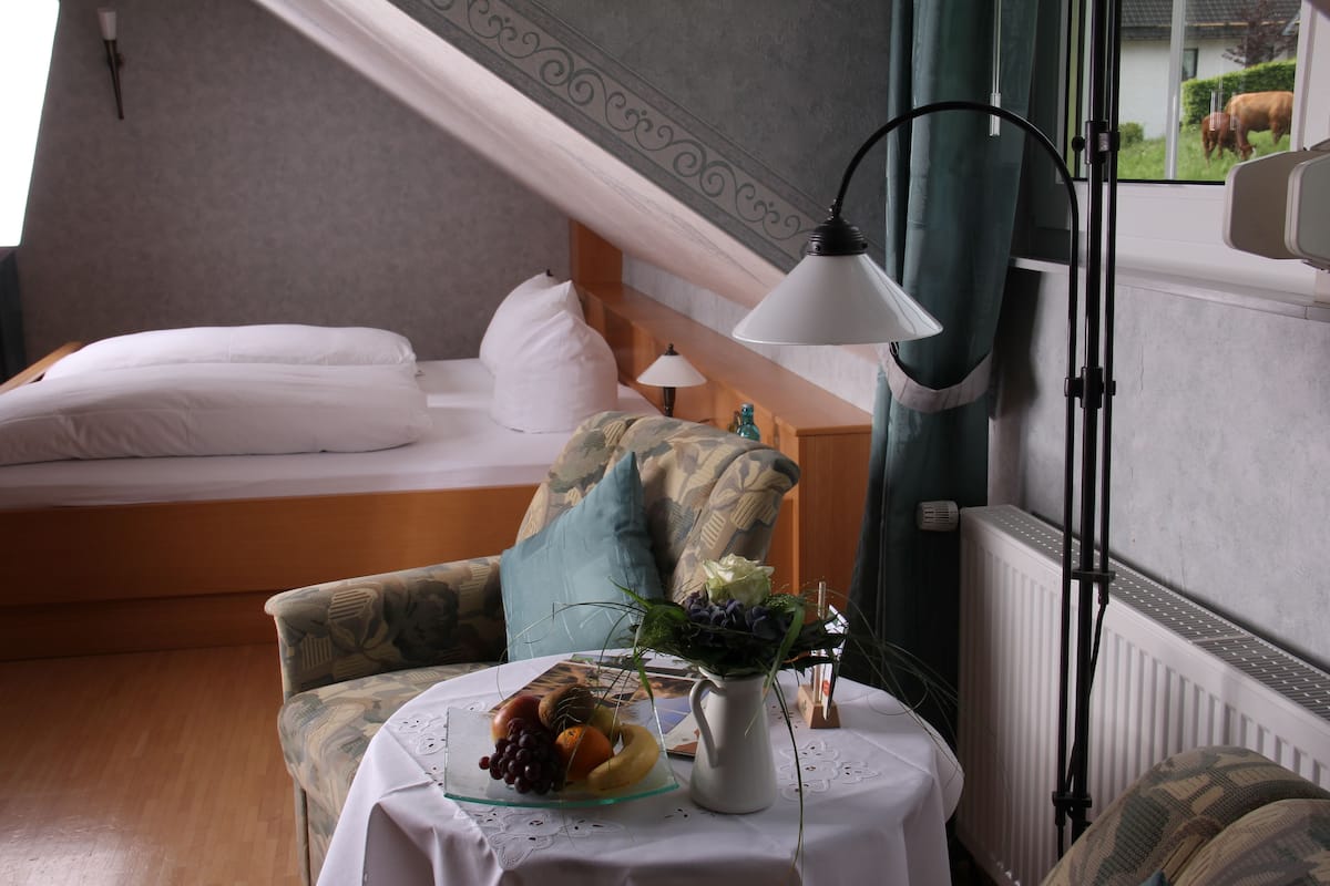Comfort tweepersoonskamer (Gaestehaus) | Een bureau, gratis wifi