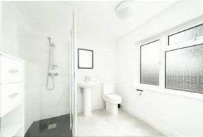 ツインルーム | バスルーム | シャワー、バスアメニティ (無料)、ヘアドライヤー、タオル