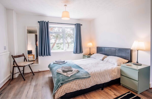 ダブルルーム | 客室ごとに異なる装飾、客室ごとに異なるインテリア、アイロン / アイロン台、WiFi (無料)