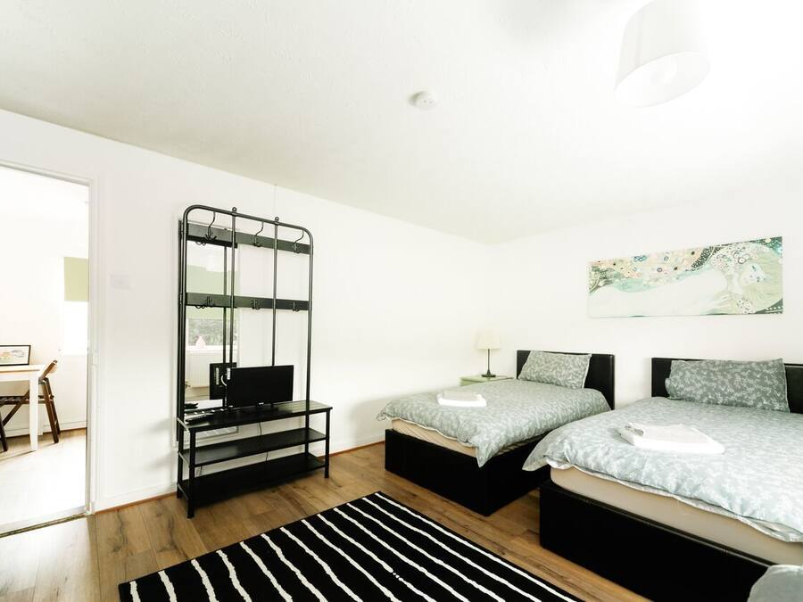 Habitación con 2 camas individuales | Decoración personalizada y muebles diferentes