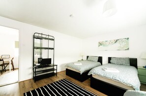 ツインルーム | 客室ごとに異なる装飾、客室ごとに異なるインテリア、アイロン / アイロン台、WiFi (無料)