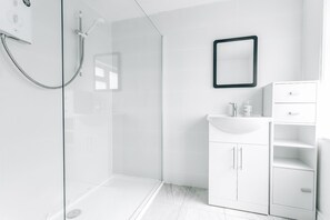 Double Room | Bathroom | Shower, free toiletries, hair dryer, towels