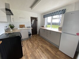 家庭房, 花园景观 | 私人厨房 | 冰箱、微波炉、茶具/咖啡用具、电热水壶