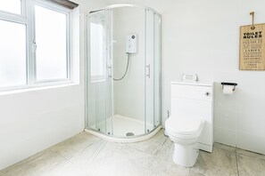 Double Room | Bathroom | Shower, free toiletries, hair dryer, towels