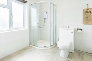 Double Room | Bathroom | Shower, free toiletries, hair dryer, towels