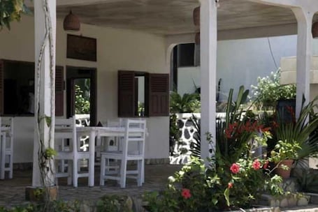 Daily continental breakfast (EUR 8 per person)