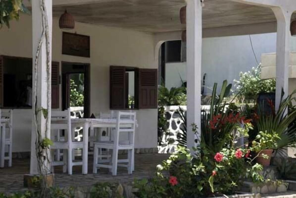 Desayuno continental (EUR 8 por persona) 