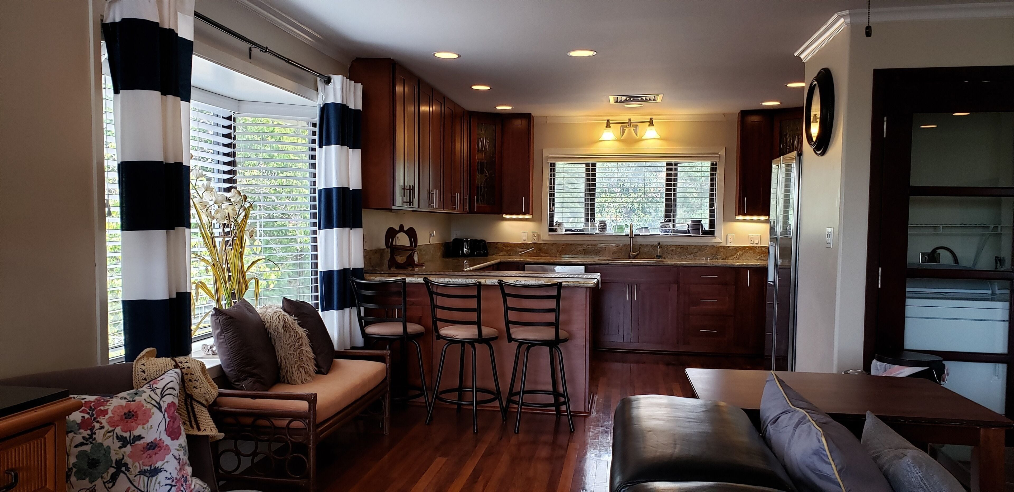 Luxurious Guest home  w/Swimming Pool Just Steps away from the Ocean/Beach.