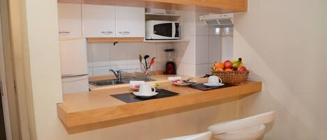 Full-sized fridge, microwave, oven, stovetop