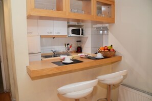 Full-size fridge, microwave, oven, stovetop - International Suites (Santiago)