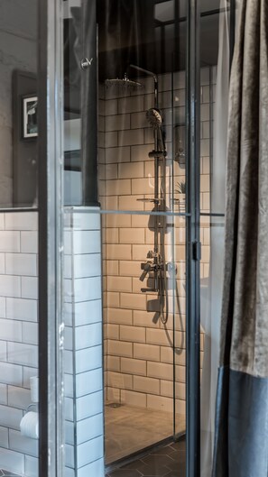 Deluxe Room | Bathroom | Shower, rainfall showerhead, hair dryer, slippers - HAUS  Galata (Istanbul)