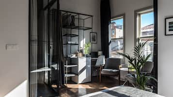 Deluxe Room | Living area