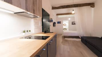 Studio | Bếp riêng | Tủ lạnh, lò vi sóng, bếp nấu, máy rửa bát