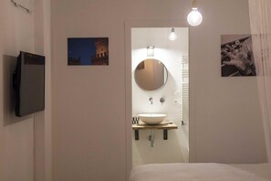 Studio | Badkamer | Een douche, gratis toiletartikelen, een haardroger, een bidet