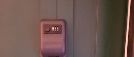 Puerta con lector de llave electrónica y timbre.