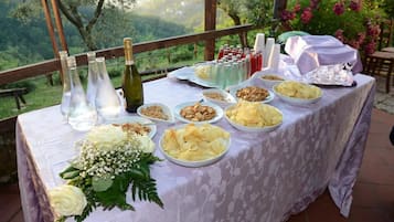 Mittagessen und Abendessen, Blick auf den Garten 