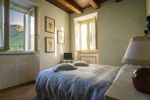 Quarto casal, para não fumantes, vista para a montanha | Wi-Fi de cortesia, roupa de cama