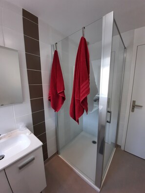 Habitación City doble | Baño | Ducha y toallas